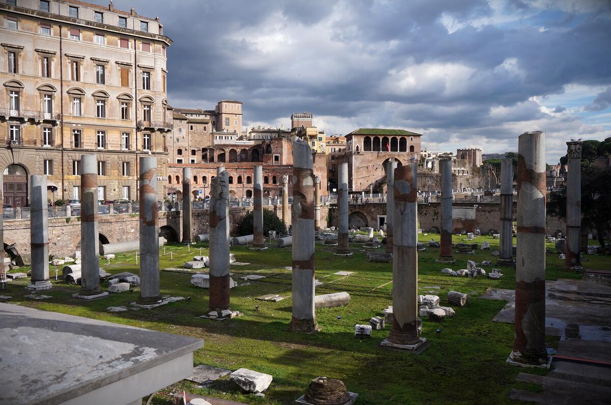 ANCIENT ROMAN RUINS - BASILICA ULPIA 005