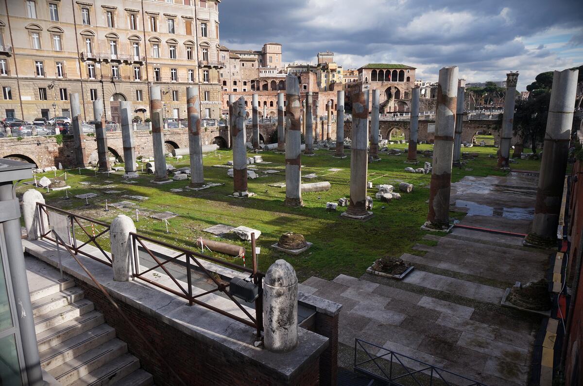 ANCIENT ROMAN RUINS - BASILICA ULPIA 006