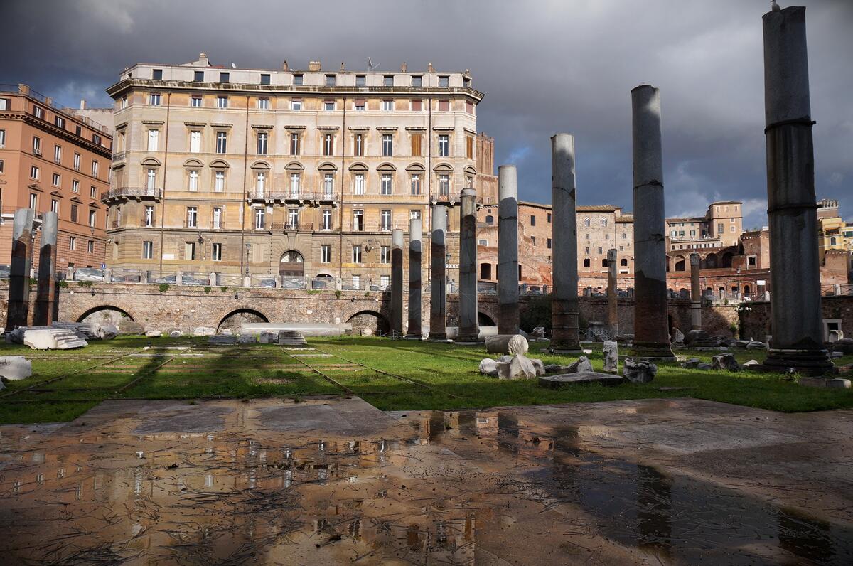 ANCIENT ROMAN RUINS - BASILICA ULPIA 009