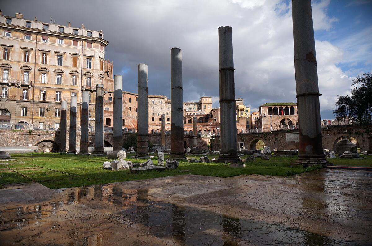 ANCIENT ROMAN RUINS - BASILICA ULPIA 010