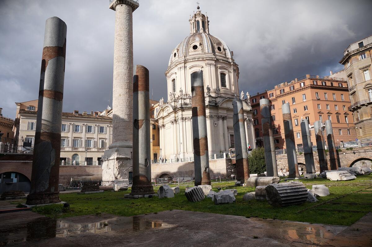 ANCIENT ROMAN RUINS - BASILICA ULPIA 011