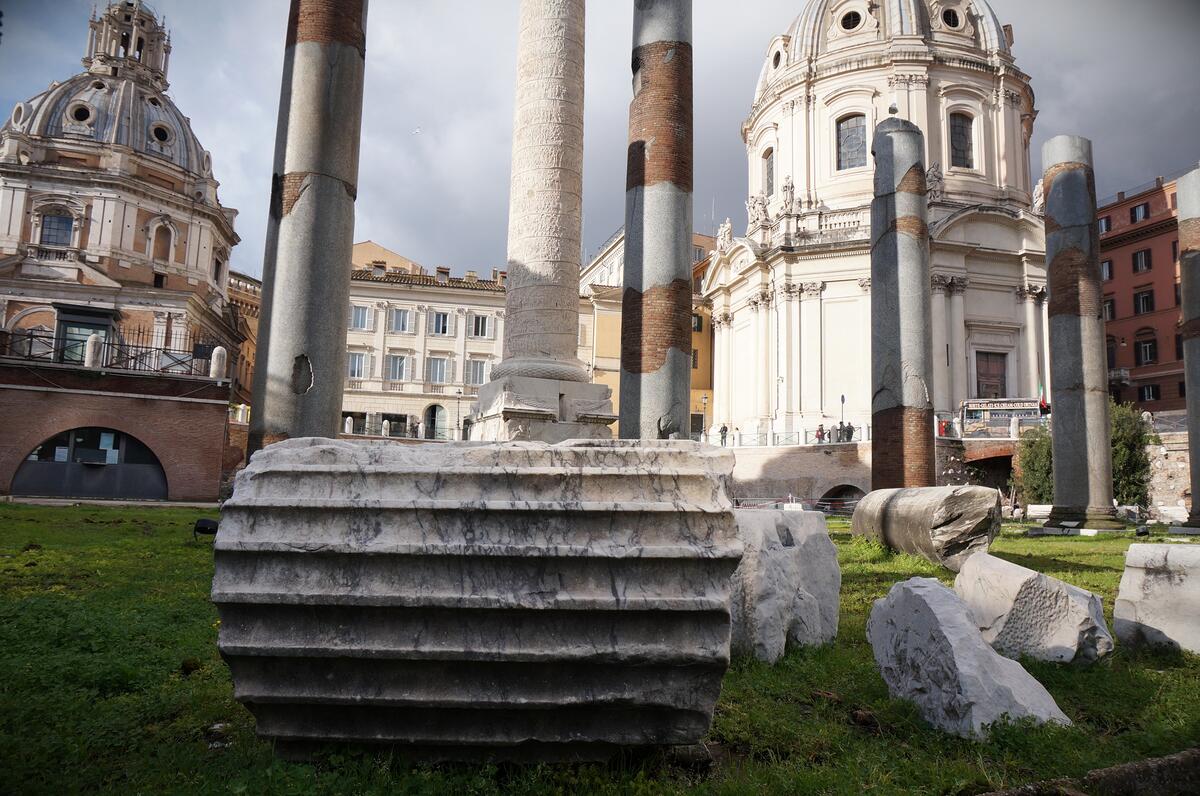 ANCIENT ROMAN RUINS - BASILICA ULPIA 012