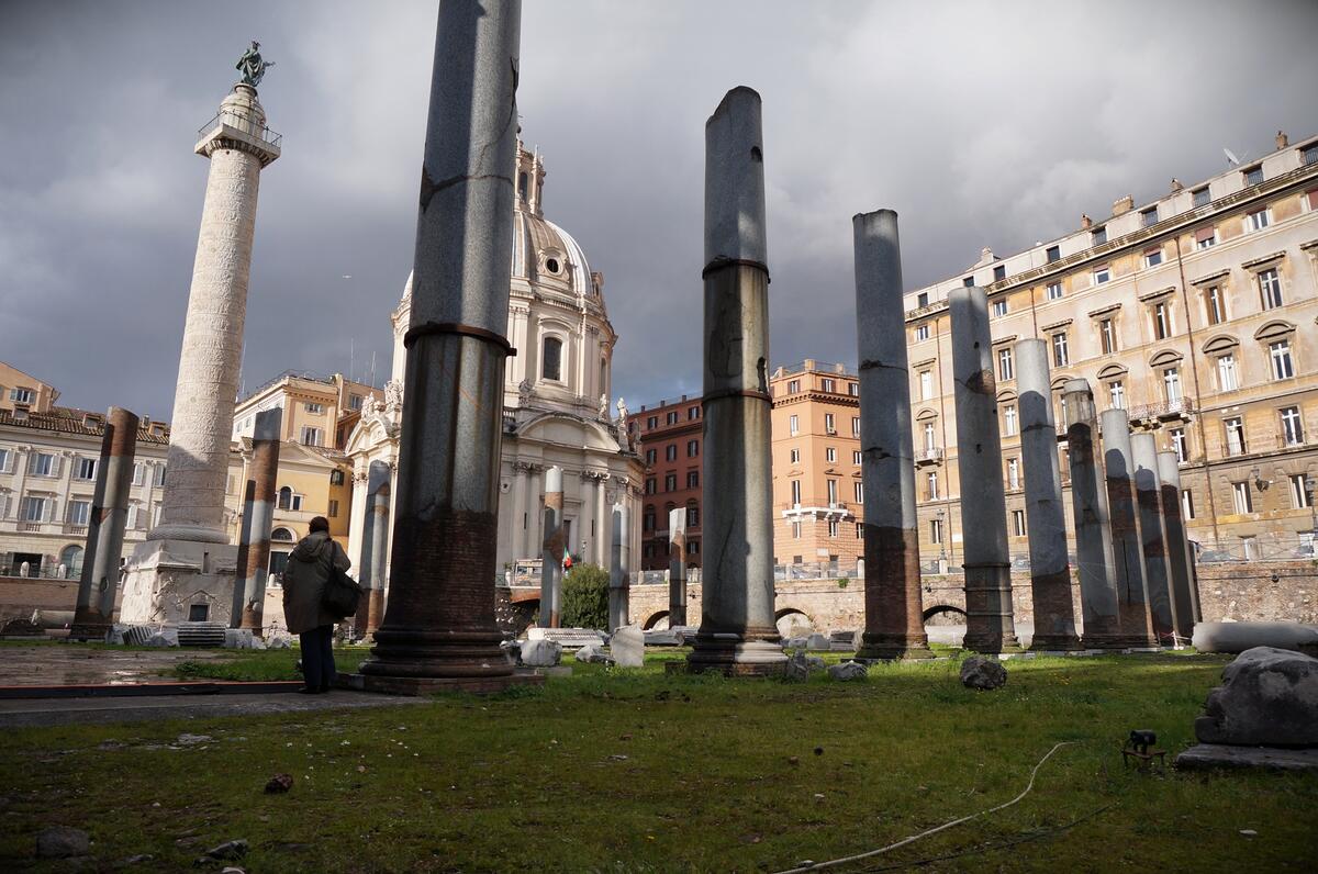 ANCIENT ROMAN RUINS - BASILICA ULPIA 015