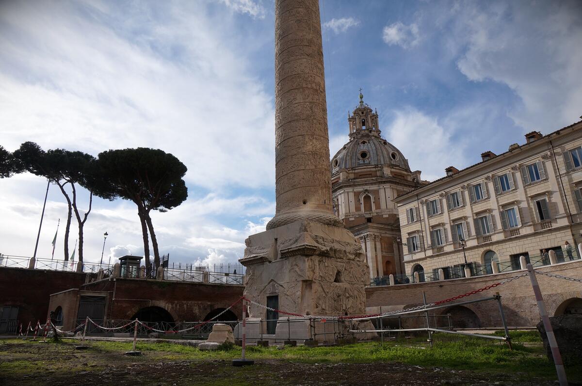 ANCIENT ROMAN RUINS - BASILICA ULPIA 016