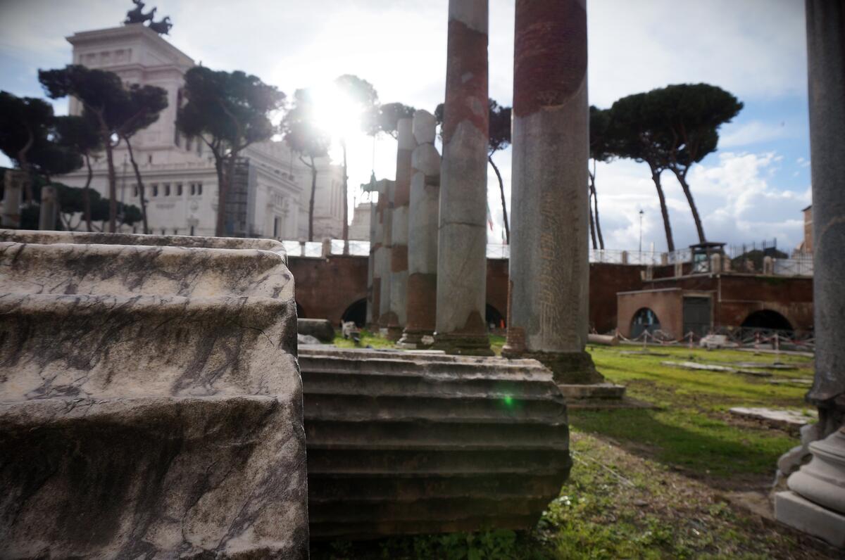 ANCIENT ROMAN RUINS - BASILICA ULPIA 017