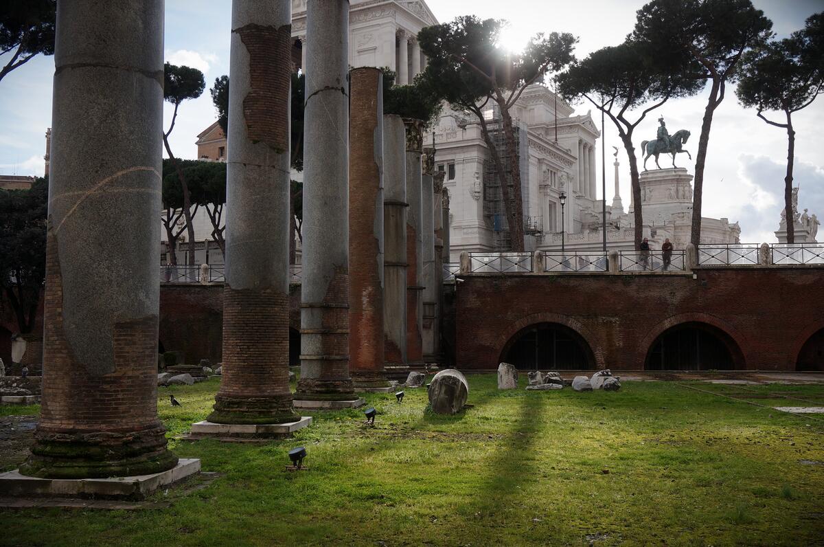 ANCIENT ROMAN RUINS - BASILICA ULPIA 018