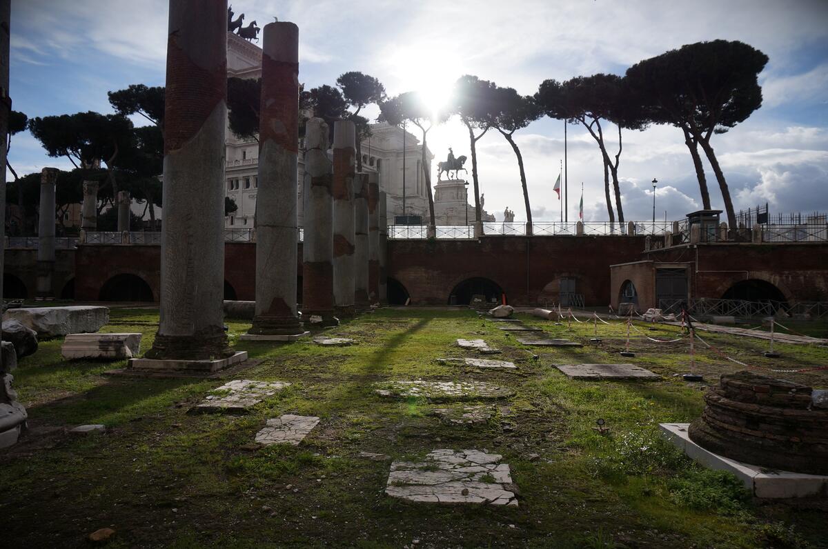 ANCIENT ROMAN RUINS - BASILICA ULPIA 019