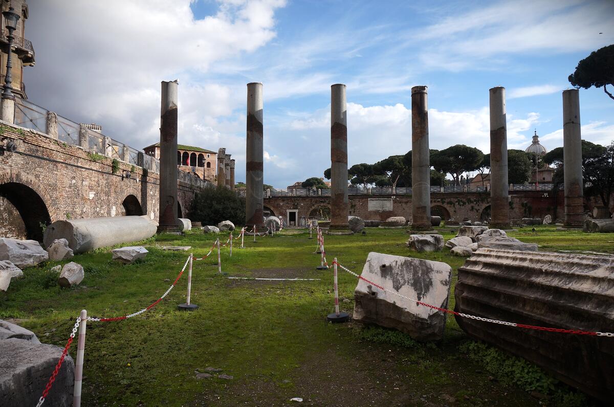ANCIENT ROMAN RUINS - BASILICA ULPIA 020