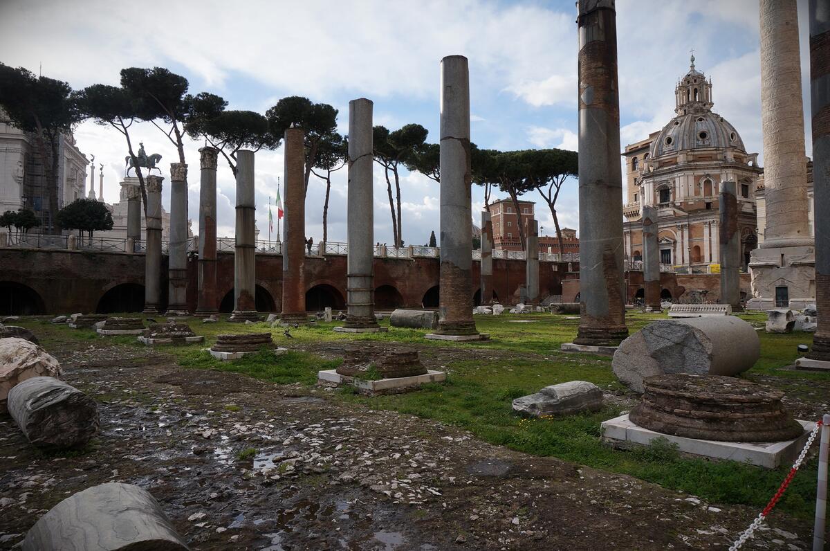 ANCIENT ROMAN RUINS - BASILICA ULPIA 021