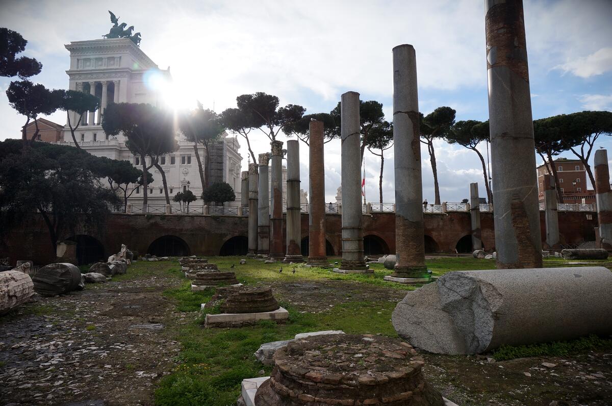 ANCIENT ROMAN RUINS - BASILICA ULPIA 022