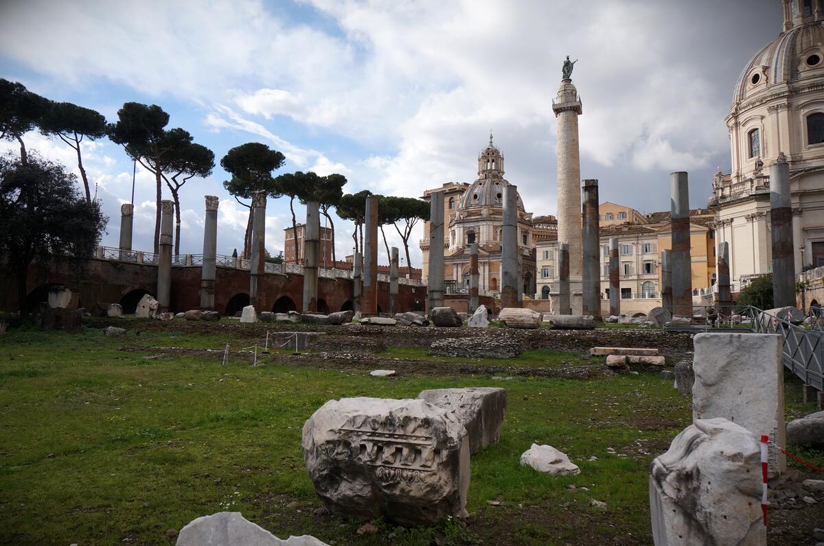 ANCIENT ROMAN RUINS - BASILICA ULPIA 023