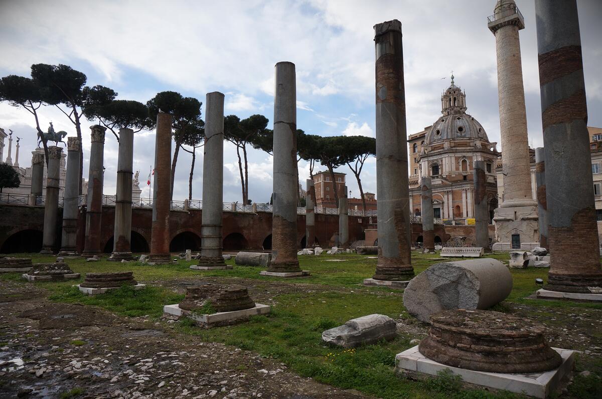 ANCIENT ROMAN RUINS - BASILICA ULPIA 024